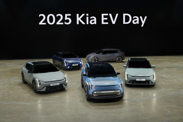 기아 EV4 GT라인(맨앞 왼쪽부터), 콘셉트 EV2, EV4 등 기아의 EV 라인업이 24일(현지시간) 스페인 타라고나에서 열린 '2025 기아 EV 데이'에 전시돼 있다. 기아 제공